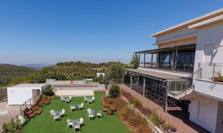 Zvi Lapian 2025 Family Pesach Program in Central Israel